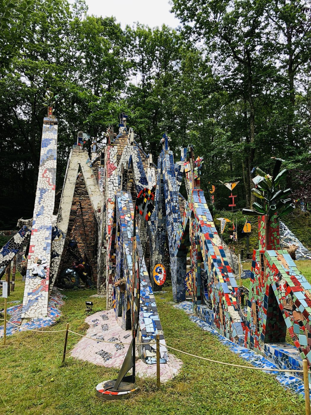 La « nef » à ciel ouvert : une enfilade de pinacles mosaïqués qui rejoue, en plein air, l'élan d'une cathédrale gothique.