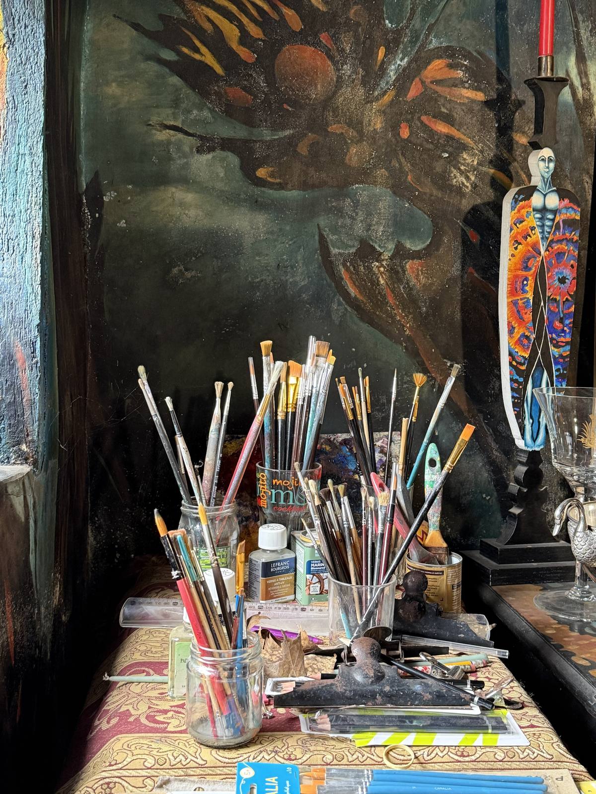 L'atelier du peintre Chop, entre pinceaux et pots de couleur.